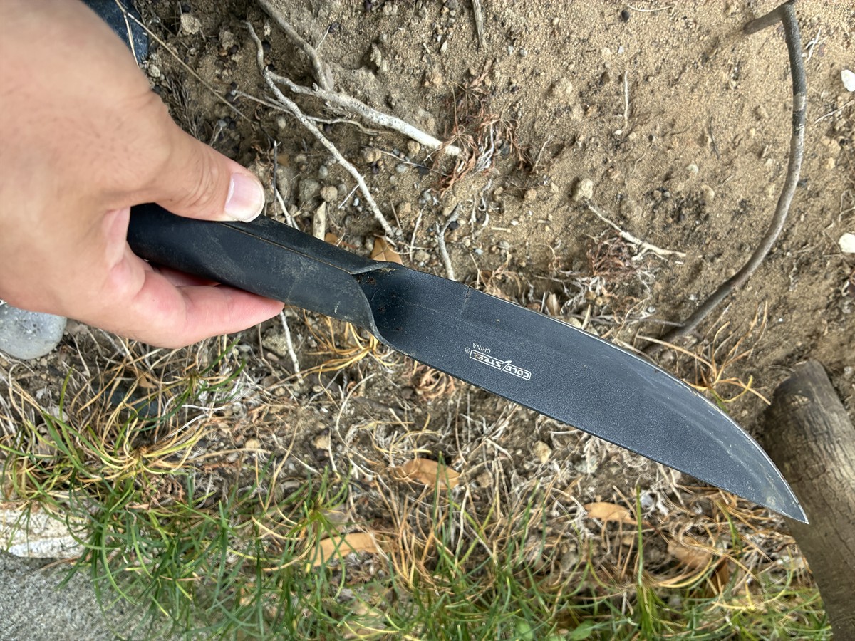 COLD STEEL ブッシュマンを手に持ったところ。刃にCOLD STEELの刻印が見える