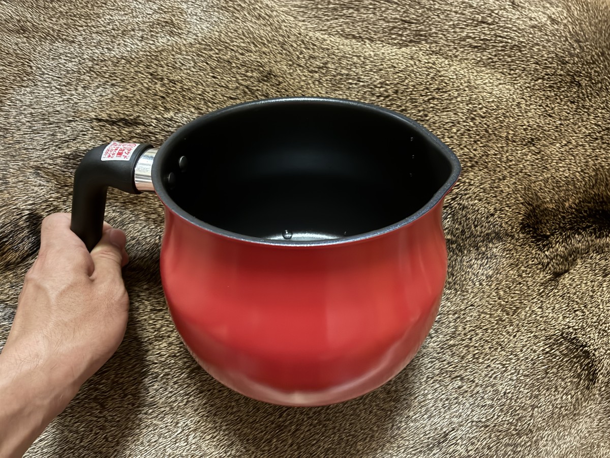 実際に使っている和平フレイズのマルチポット。赤い本体に黒い樹脂の取っ手、内側は深く黒いふっ素樹脂加工