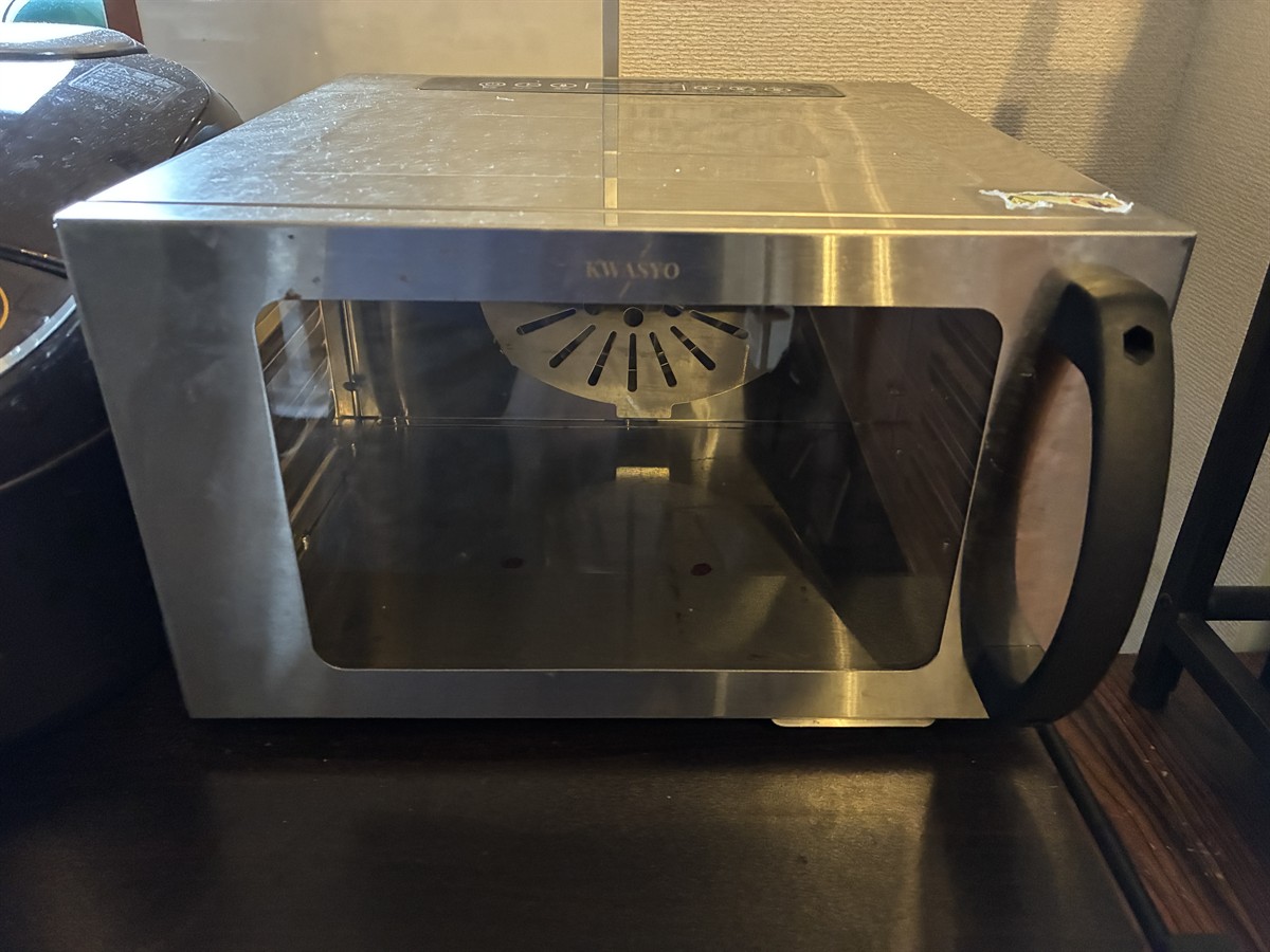 実際に使っているKwasyoのステンレス製フードドライヤー。前面がガラス窓になっていて、庫内の奥に熱風を回すファンが見える