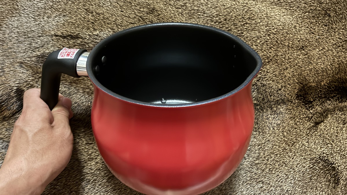 赤い本体に黒い取っ手のマルチポット