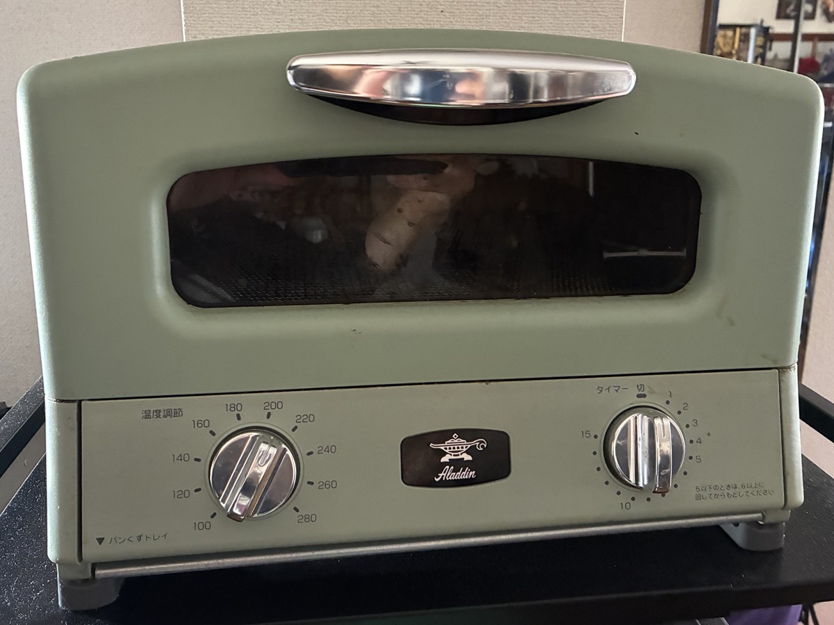 実際に使っているアラジンのグラファイトグリル＆トースター。前面左に100〜280℃の温度調節ダイヤル、右に15分のタイマーが並んでいる